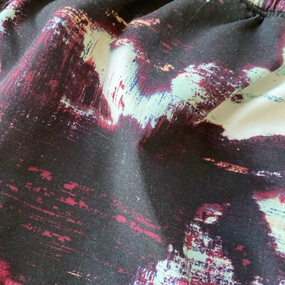 Lululemon Speed Up Shorts. Black/Maroon. 8 - Picture 3 of 6